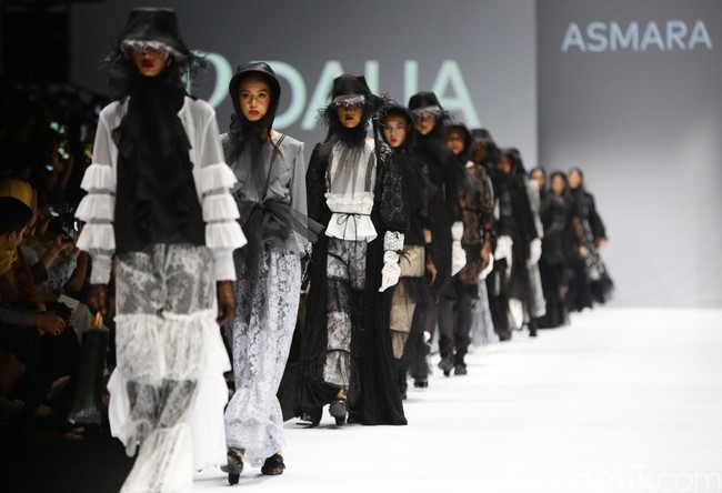 Rancangan Barli Asmara di JFW 2020 mengangkat tema Feminine Monochrome yang terinspirasi dari perempuan Indonesia yang lembut dan kuat. Foto: Rachman Haryanto/ detikcom.