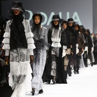 Rancangan Barli Asmara di JFW 2020 mengangkat tema Feminine Monochrome yang terinspirasi dari perempuan Indonesia yang lembut dan kuat. Foto: Rachman Haryanto/ detikcom.