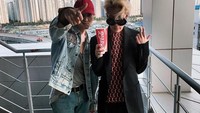 Foto ini jadi bukti kalau Zion.T memang paling tak bisa lepas dari minuman bersoda yang dingin dan menyegarkan nih. Foto: Instagram @ziont