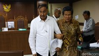 Markus juga bercerita keluarganya kerap mendapatkan bully di lingkungan sosialnya. Dia mengaku anaknya saat ini tidak melanjutkan pendidikan karena takut diejek oleh temannya.