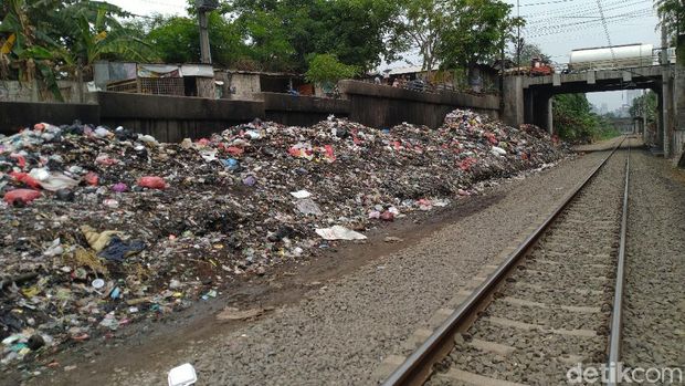 Sampah di Samping Rel Citeureup Belum Diangkut, Warga Keluhkan Asap-Lalat