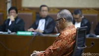 Mantan Direktur Utama PLN itu sesekali menunduk saat hakim membacakan vonis untuk dirinya.