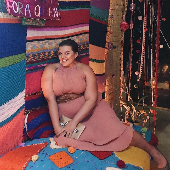 Setelah menyadari kesalahannya di masa lalu yang terlalu diet ketat dan olahraga enam kali seminggu, Lacey membiarkan tubuhnya menggemuk. Tak peduli menjadi gemuk, kesehatan mentalnya yang utama. Foto: Instagram