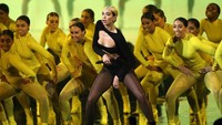 Ia pun menampilkan dance enerjik bersama puluhan dancer di belakangnya. Tim P. Whitby/Getty Images for MTV