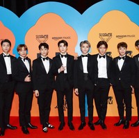 Boyband K-Pop NCT 127 juga tak melewatkan MTV EMAs 2019. Mereka kompak dalam balutan tuksedo. (Foto: Getty Images)