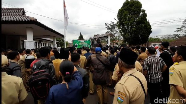 Merasa Terintimidasi, Sejumlah Aparat Desa Geruduk Kejari Tasikmalaya