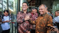 Juliari Batubara dan Agus Rahardjo melakukan salam komando usai pertemuan di gedung KPK, Jakarta, Senin (4/11/2019).