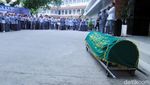 Bawa Keranda, Pegawai RSUD Al-Ihsan Tuntut Transparansi Pemprov Jabar