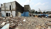 Sebagian bangunan telah rata dengan tanah.