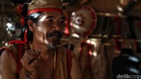 Elyas juga aktif membina kesenian budaya di lingkungan Dayak di sekitar dataran tinggi Borneo Indonesia-Malaysia.