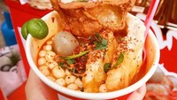 Ada baso aci simpel yang rasanya tak kalah autentik. Baso aci Neng Geulis hadir dengan isian komplit plus pangsit goreng kriuk. Selain bisa makan di tempat, baso aci kemasan juga bisa jadi stok makanan di rumah. Foto: instagram