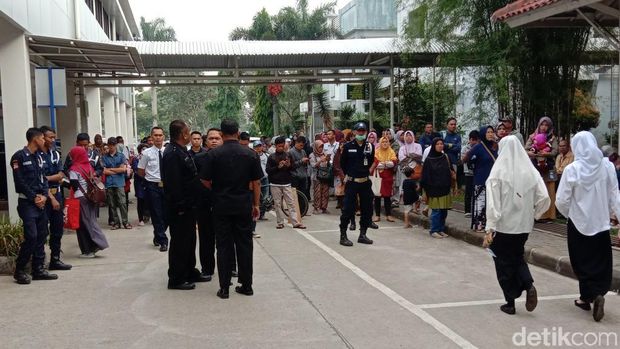 Tak Ada Pelayanan Karena Pegawai Demo, Pasien RSUD Al-Ihsan Terlantar