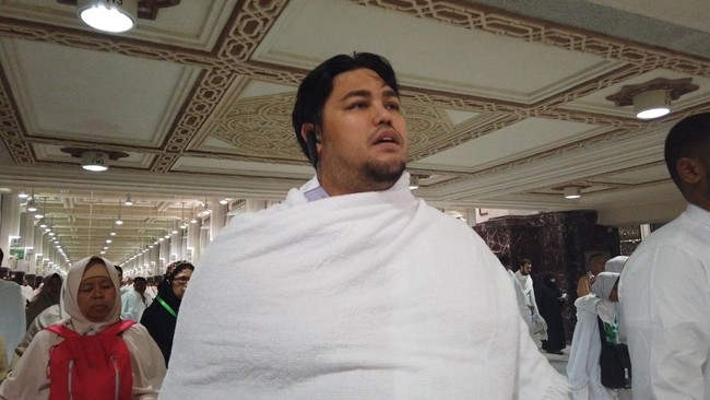 Ivan Gunawan menjalankan umrah didampingi oleh ustadz Fathan Qoriba sebagai pembimbing saat tawaf mengelilingi Kabah. Foto: Muhammad Abduh/Detikcom, Dok. Instagram