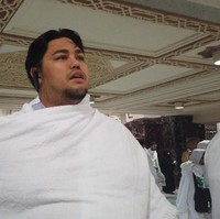 Ivan Gunawan menjalankan umrah didampingi oleh ustadz Fathan Qoriba sebagai pembimbing saat tawaf mengelilingi Kabah. Foto: Muhammad Abduh/Detikcom, Dok. Instagram
