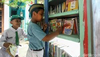 Di kampung tersebut juga tersedia taman bacaan yang berisi beragam buku menarik untuk dibaca.