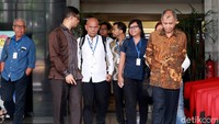 Aktivis antikorupsi yang ikut dalam pertemuan itu di antaranya putri ketiga Presiden RI ke-4 Abdurrahman Wahid (Gus Dur), Anita Wahid, dan pakar hukum tata negara, Bivitri Susanti. Beberapa peneliti Indonesia Corruption Watch (ICW) juga ikut bertemu dengan pimpinan KPK.