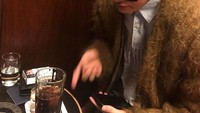 Ditemani minuman digin, acara makan malam Zion.T semakin meriah dengan penampilannya yang keren dan bikin gagal fokus! Foto: Instagram @ziont
