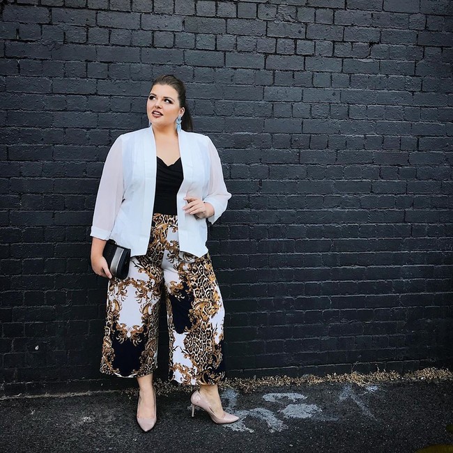 Kini, wanita asal Australia itu sudah menyerah dengan obsesinya untuk menjadi langsing. Ia pasrah menggemuk hingga ukuran bajunya mencapai 4L (XXXXL), namun dia mengaku lebih bahagia saat ini.  Foto: Instagram