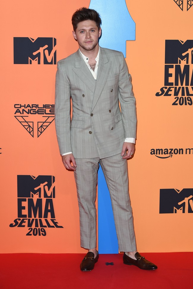 MTV EMAs 2019, juga tak dilewatkan Niall Horan. Mantan personel One Direction itu tampil dandy dengan setelan berjas double breasted. (Foto: Getty Images)