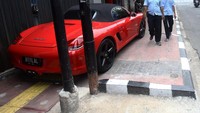 Begini penampakan sebuah mobil mewah yang terparkir di trotoar di kawasan Jalan Bungur Besar Raya, Gunung Sahari, Jakarta, Senin (4/11/2019).
