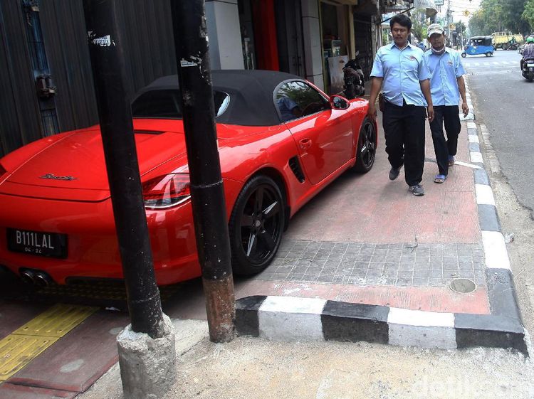 Duh, Mobil Mewah Parkir di Trotoar