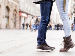 Pacar Kaki Lima Jadi Tren di China, Jual Jasa Peluk dan Cium di Jalanan