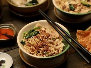 Dari China, Mie Ayam Gerobakan Jadi Santapan Rakyat