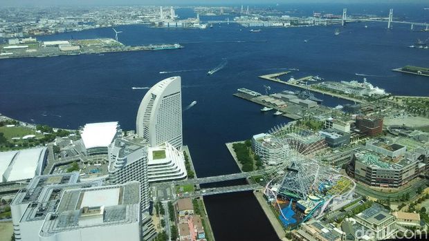 Yokohama Tempat Liburan Susi: Tempat Nongkrong di Depan Kapal Pesiar