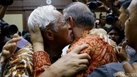 Mantan Direktur Utama PT PLN Sofyan Basir divonis bebas di Pengadilan Tindak Pidana Korupsi (Tipikor). Sofyan langsung memeluk tim pengacaranya. Sofyan juga memeluk kerabat yang memenuhi ruang persidangan.