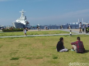 Tempat Liburan Susi di Jepang: Nongkrong di Depan Kapal Pesiar