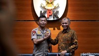 Kapolri Idham Azis dan Ketua KPK Agus Rahardjo melakukan salam komando saat bertemu di gedung KPK, Jakarta.