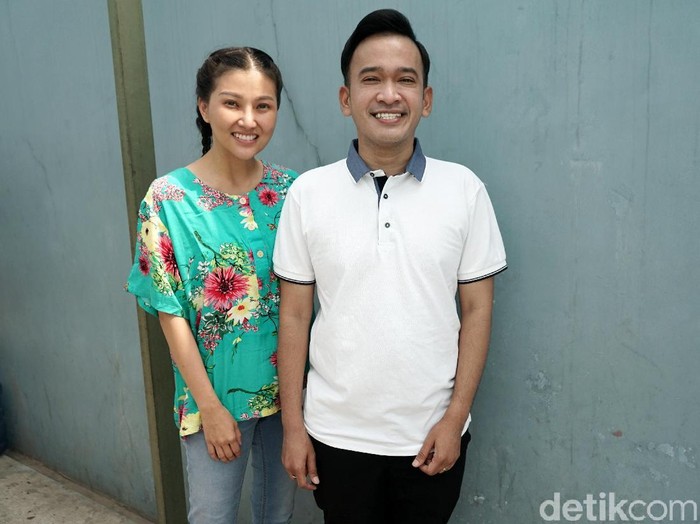 Sarwendah dan Ruben Onsu saat ditemui di studio Trans TV.