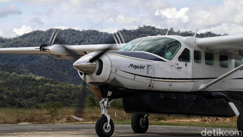 Pesawat kecil atau yang biasa disebut (perintis) Susi Air mengantarkan masyarakat dari Bandar Udara Nunukan menuju Bandra Udara Yuvai Semaring Krayan, Kalimantan Utara.
