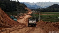 Pembangunan jalan di perbatasan tersebut dikerjakan dari Malinau. Rencananya akan tembus hingga garis perbatasan Long Midang dengan panjang kurang lebih 221 kilometer jaraknya.