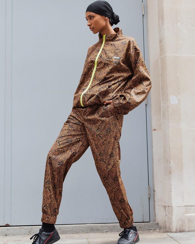 Omar sebelumnya pernah menyampaikan harapannya ingin bisa menjadi model berhijab yang tampil untuk merek ternama seperti Givenchy, Louis Vuitton dan Gucci. Dan kini perlahan harapannya itu mulai terwujud. Omar dipilih Burberry sebagai model untuk kampanye koleksi liburan. Foto: instagram @ikramabdi