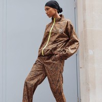 Omar sebelumnya pernah menyampaikan harapannya ingin bisa menjadi model berhijab yang tampil untuk merek ternama seperti Givenchy, Louis Vuitton dan Gucci. Dan kini perlahan harapannya itu mulai terwujud. Omar dipilih Burberry sebagai model untuk kampanye koleksi liburan. Foto: instagram @ikramabdi