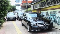 Lagi, beberapa mobil seenaknya parkir di trotoar.