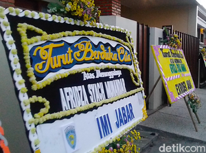 Karangan Bunga Berjajar di Rumah Duka Pembalap Afridza Munandar