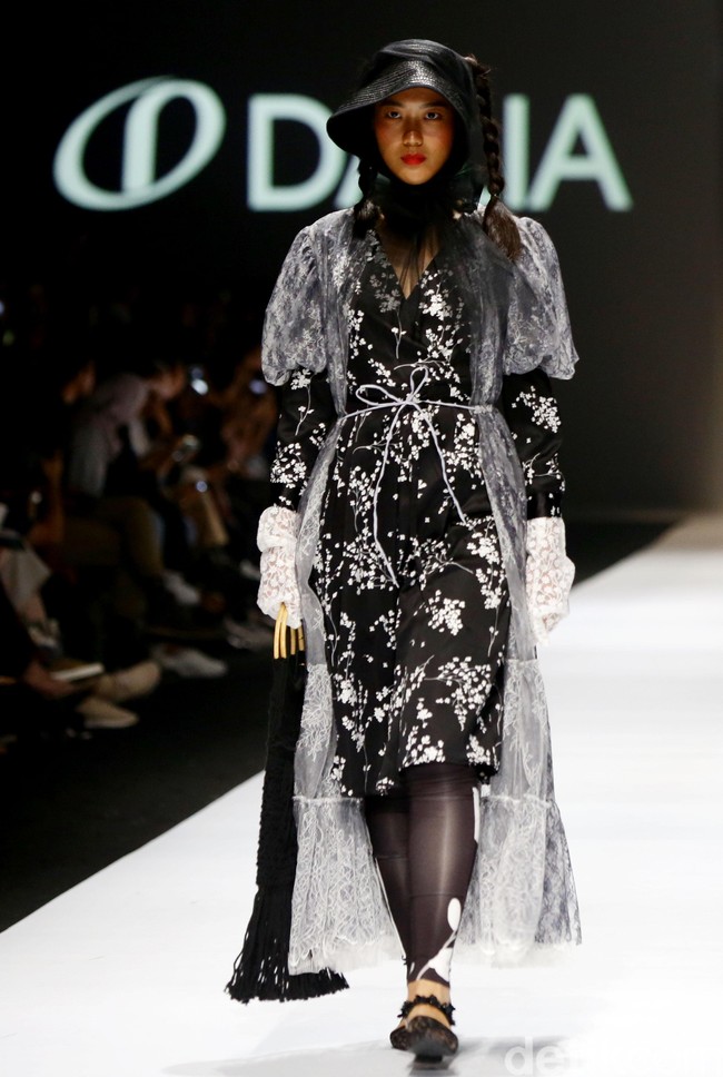Rancangan Barli Asmara di JFW 2020 mengangkat tema Feminine Monochrome yang terinspirasi dari perempuan Indonesia yang lembut dan kuat. Foto: Rachman Haryanto/ detikcom.