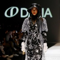 Rancangan Barli Asmara di JFW 2020 mengangkat tema Feminine Monochrome yang terinspirasi dari perempuan Indonesia yang lembut dan kuat. Foto: Rachman Haryanto/ detikcom.
