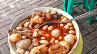 Foodies yang tinggaldi Depok juga bisa jajan Baso Aci Kalimanjaro nih.Kuahnya yang kemerahan sudah menandakan rasa pedasnya. Baso aci juga dilengkapi dengan pilus, bawang goreng, kacang tanah dan daun bawang. Foto: instagram
