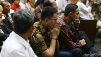 Suasana haru dari para keluarga dana kerabat yang hadir di ruang sidang.