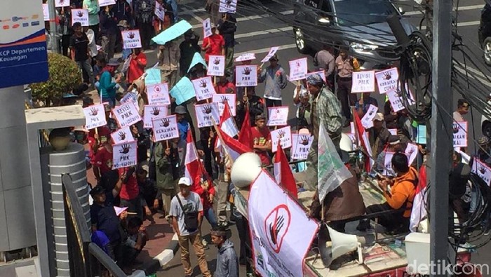 Demo Petani Tembakau di Depan Kementerian Keuangan