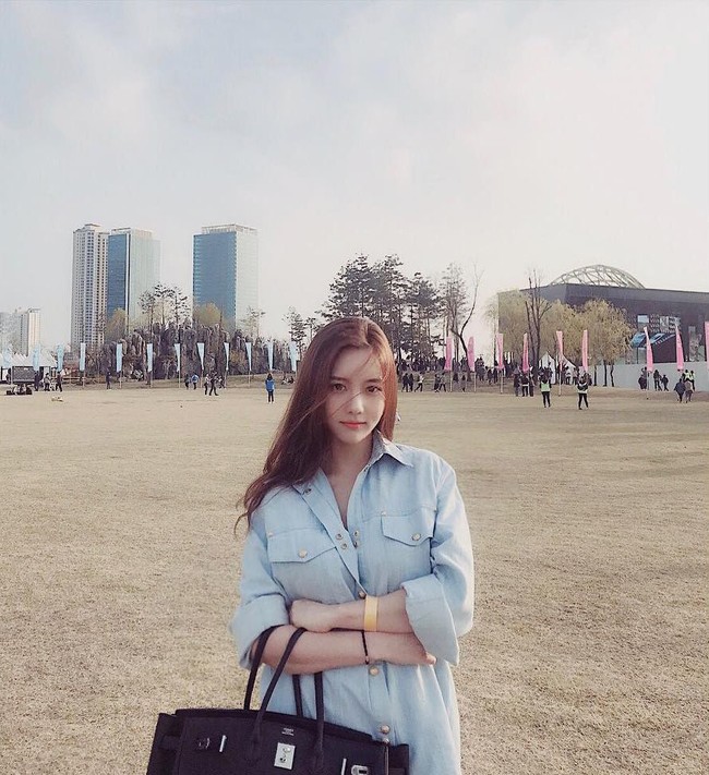 Setelah berbagai kontroversi, Han Seo Hee belakangan diperbincangkan karena berpacaran dengan pria transgender bernama Jung Da Eun. Da Eun sebelumnya memang berteman dan tinggal bersama dengan Wonho. Foto: Instagram @hxxsxxhee