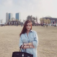 Setelah berbagai kontroversi, Han Seo Hee belakangan diperbincangkan karena berpacaran dengan pria transgender bernama Jung Da Eun. Da Eun sebelumnya memang berteman dan tinggal bersama dengan Wonho. Foto: Instagram @hxxsxxhee