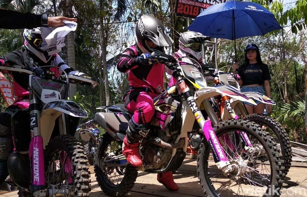 Ratusan rider mengikuti balap motor trail Indonesia Enduro Rally Championship 2019 (IERC). Mereka menempuh jarak 450 kilometer dari Banyuwangi menuju Bromo.