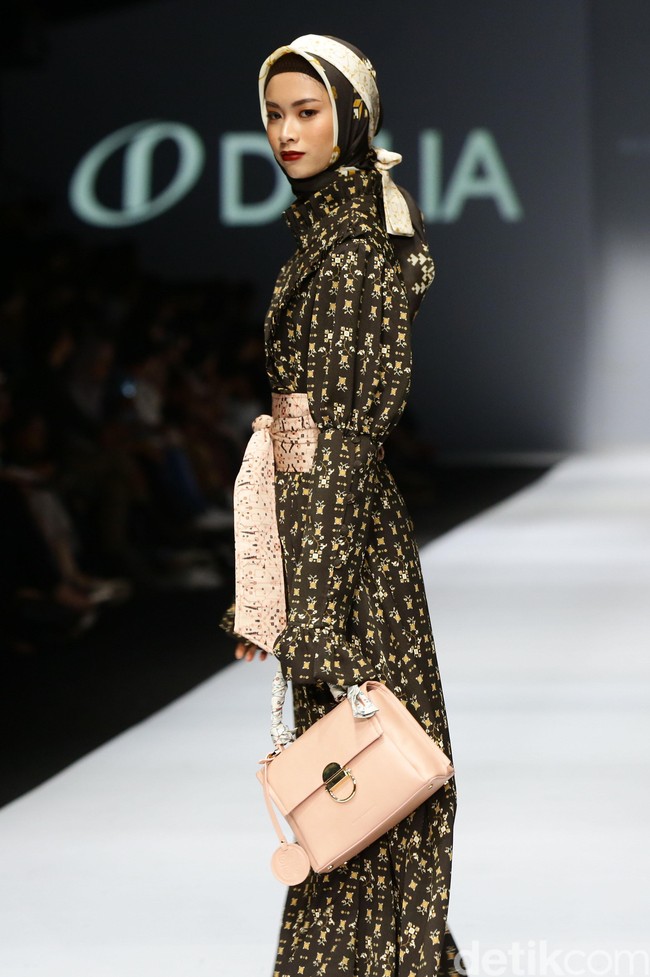 Rancangan Barli Asmara di JFW 2020 mengangkat tema Feminine Monochrome yang terinspirasi dari perempuan Indonesia yang lembut dan kuat. Foto: Rachman Haryanto/ detikcom.