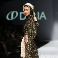 Rancangan Barli Asmara di JFW 2020 mengangkat tema Feminine Monochrome yang terinspirasi dari perempuan Indonesia yang lembut dan kuat. Foto: Rachman Haryanto/ detikcom.
