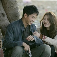 Sejak episode awal, serial Vagabond memang mampu memikat penontonnya dengan berbagai kejutan di setiap episodenya. Selalu saja ada rasa tegang setiap menonton aksi Bae Suzy yang berperan sebagai agen rahasia pemerintah Korea Selatan, Go Hae-Ri dan Lee Seung Gi yang memerankan Cha Dal-Geon. Namun di antara ketegangan dan aksi seru setiap episode Vagabond itu, selalu terselip momen manis di antara kedua bintangnya. Seperti pada episode awal ini saat Go Hae-Ri dan Lee Seung Gi dikejar polisi di Maroko. Foto: Instagram