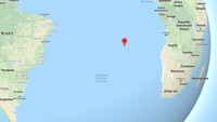 Lokasinya di sebelah barat lepas dari daratan Benua Afrika, atau sekitar 2.800 km dari pesisir negara Anggola (Google Maps)